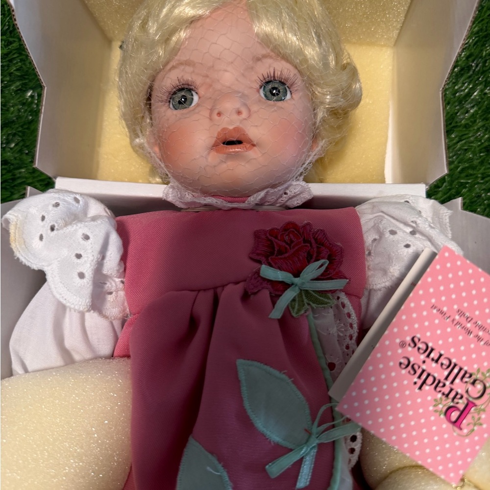 Treasury Collection Paradise Galleries Rose Kiss Collectible Porcelain Doll New - Picture 4 of 5
